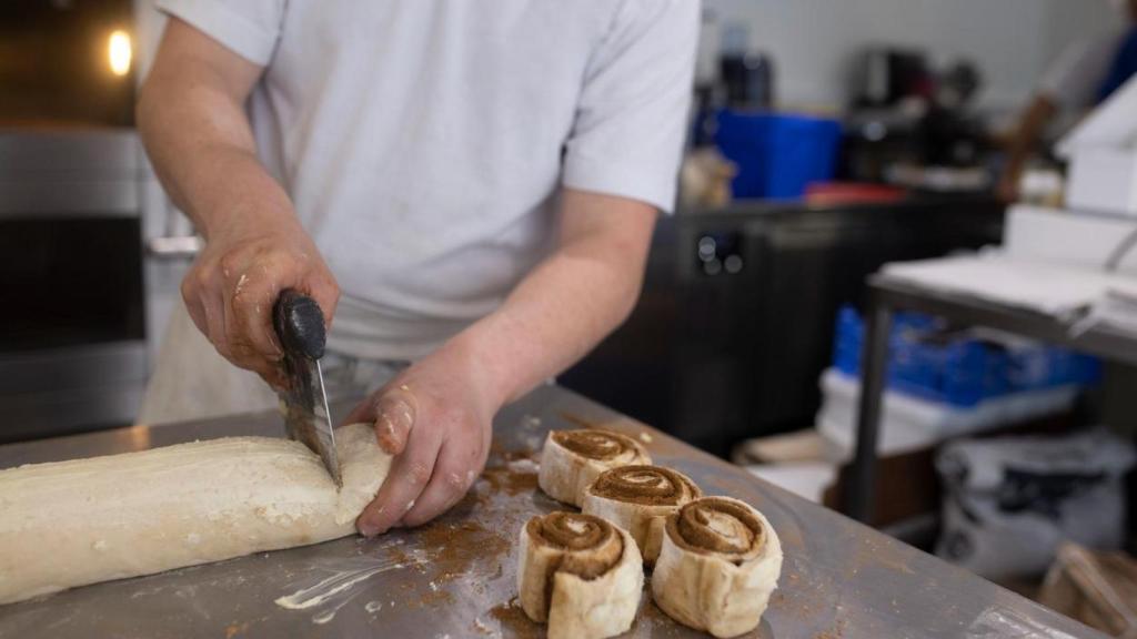 Una persona haciendo cinnamon rolls en una imagen de archivo.