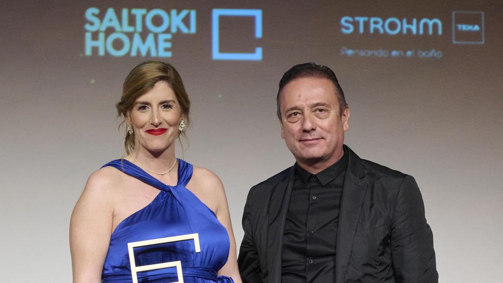 Elisa Iglesias con su premio, junto a Óscar Zandueta, de Saltoki Home.