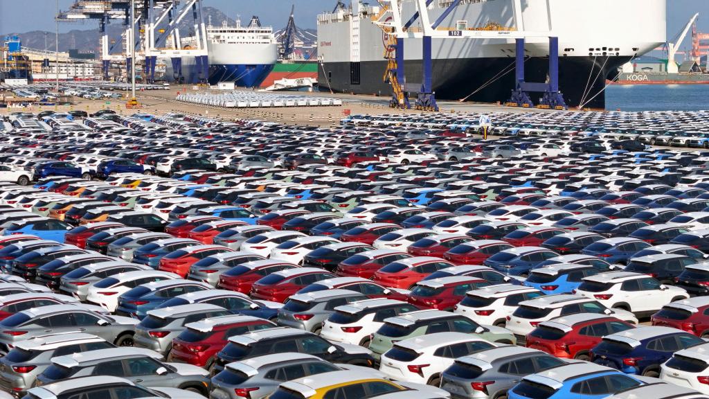 Coches chinos listos para la exportación en el puerto de Yantai, provincia china de Shandong.