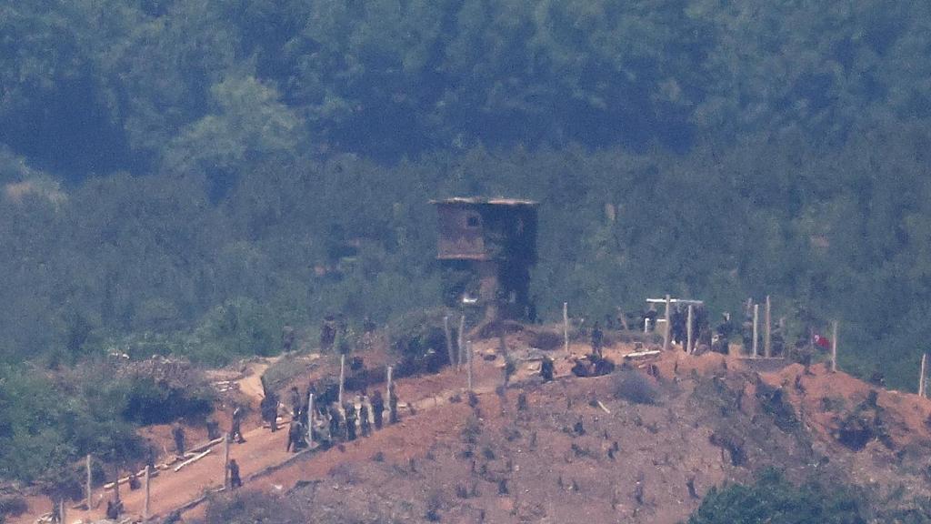 Soldados norcoreanos trabajan en una valla militar en la frontera entre las dos Coreas.