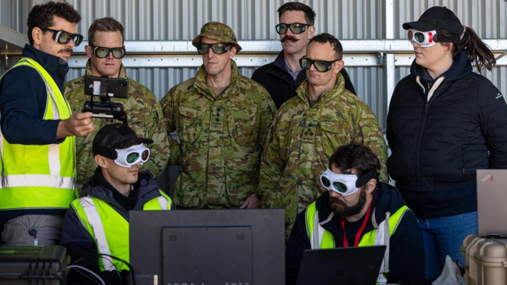 Militares australianos y técnicos de AIM Defense durante las pruebas de Fractl