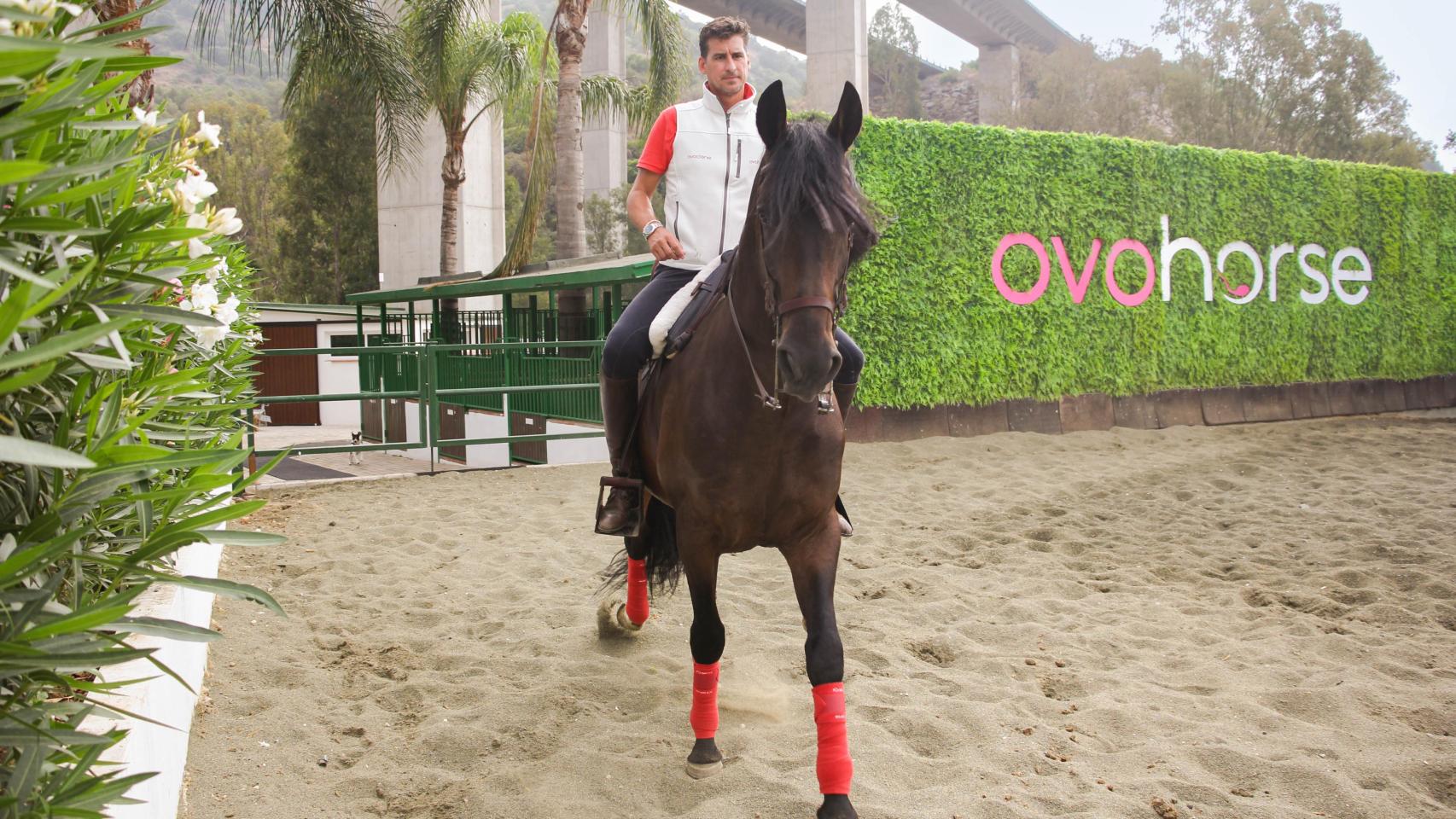 El embriólogo Enrique Criado, a lomos de un caballo en la finca de Ovohorse en Marbella (Málaga).