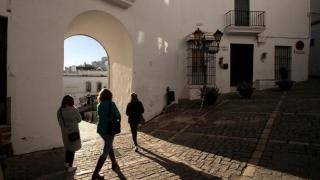Imagen de archivo de varias personas caminando por el centro histórico de un pueblo