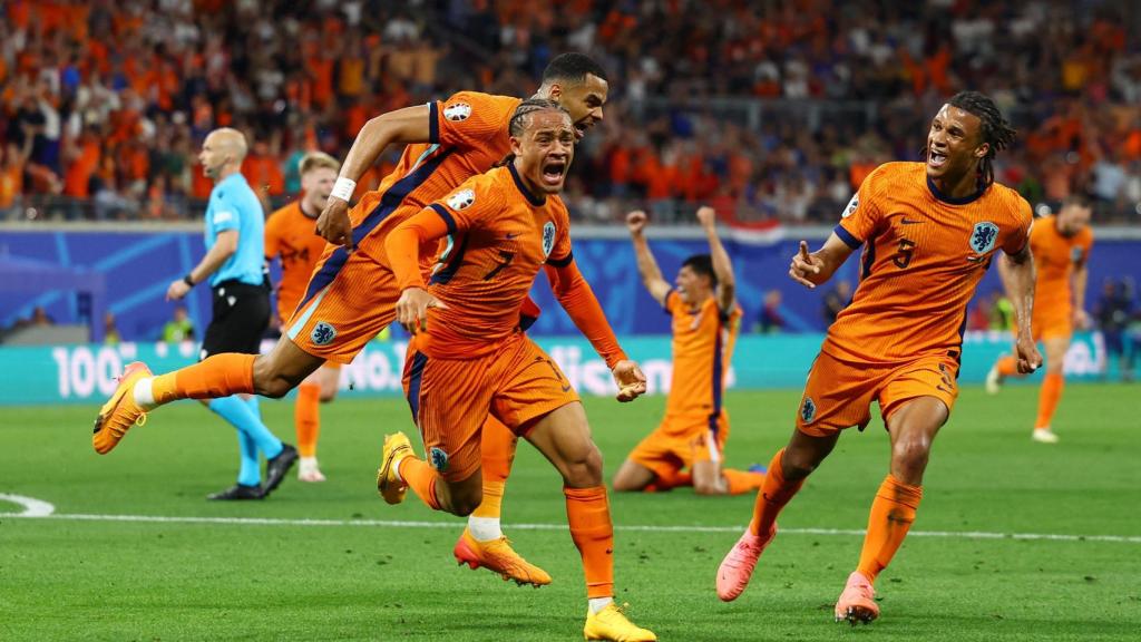 Xavi Simons celebra el gol que le fue anulado ante Francia.