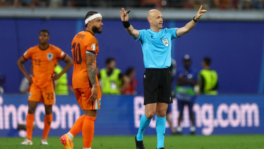 El colegiado, instantes antes de anular el gol a Xavi Simons.