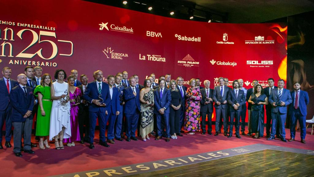 Foto de familia con los premiados y las autoridades.