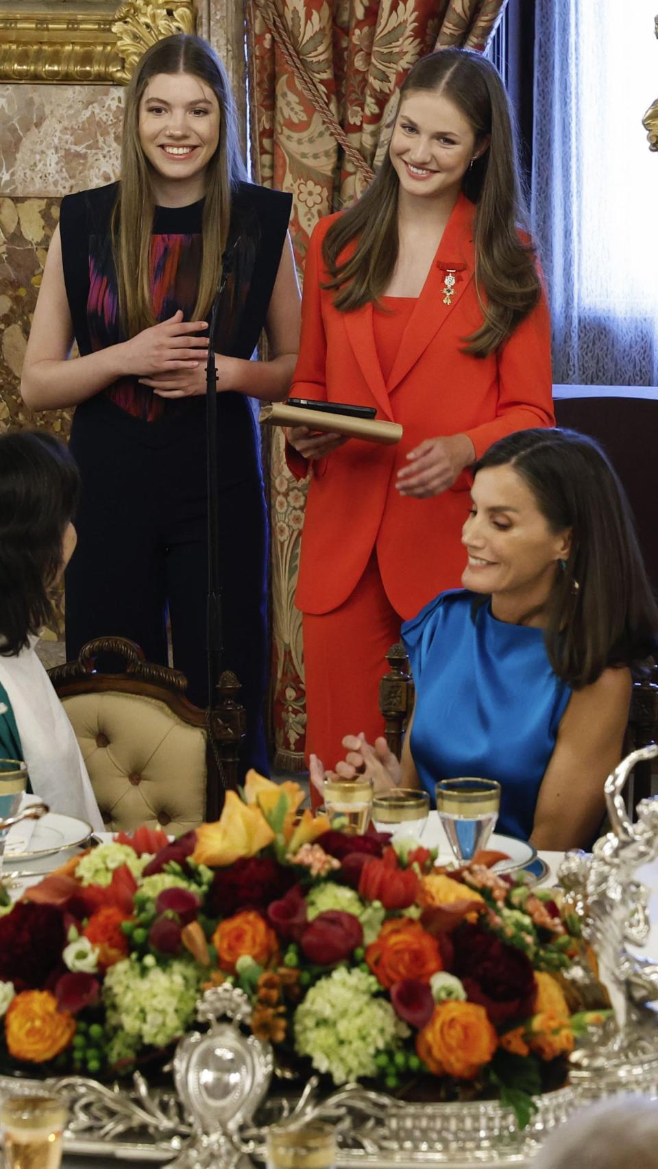 Leonor y Sofía, nerviosas y sonrientes, durante su discurso, el pasado 19 de junio.