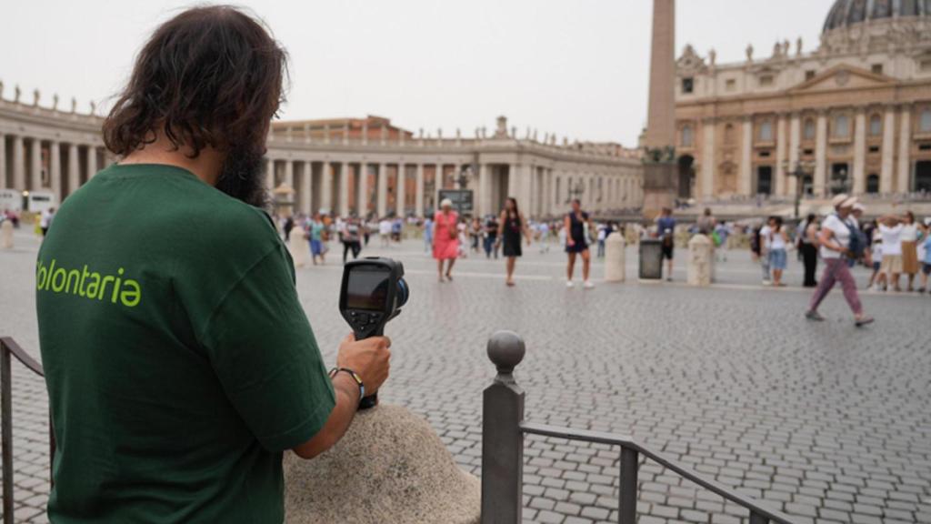 Un voluntario registrando la temperatura en tiempo real.