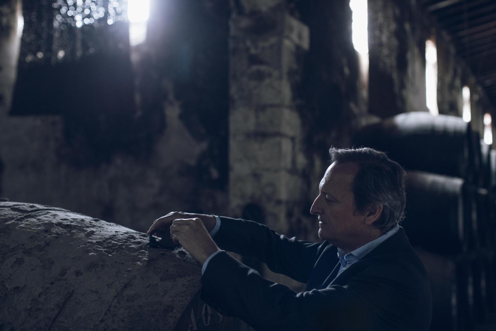 Fernando Terry Osborne, CEO del Grupo Osborne, en las bodegas con una barrica.