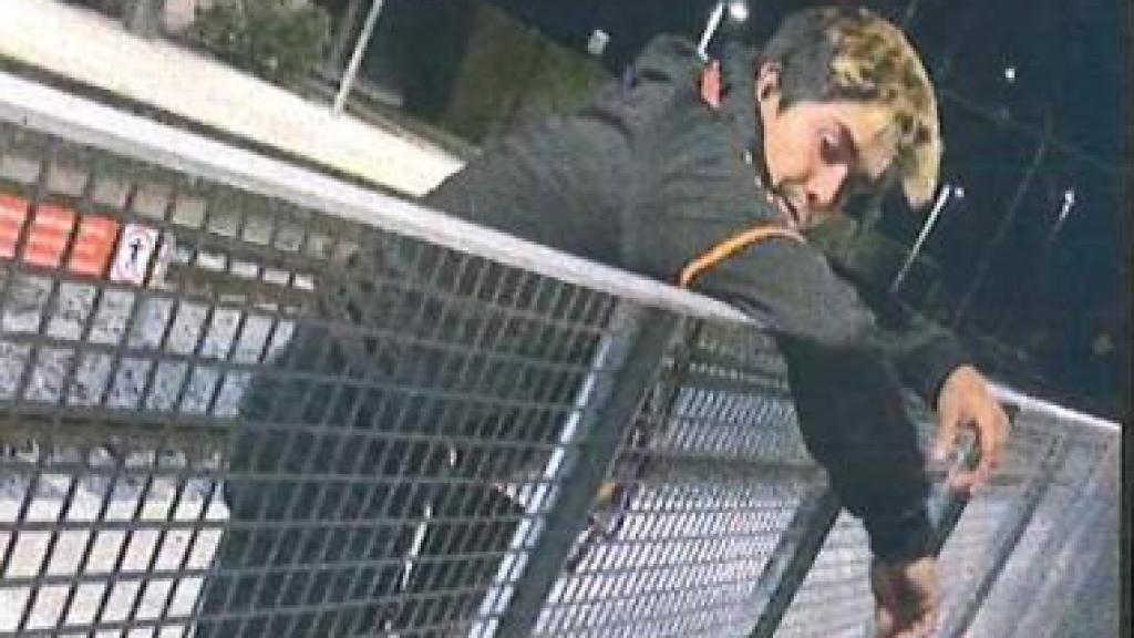 Una de las imágenes que captó una cámara de seguridad la noche de la agresión.