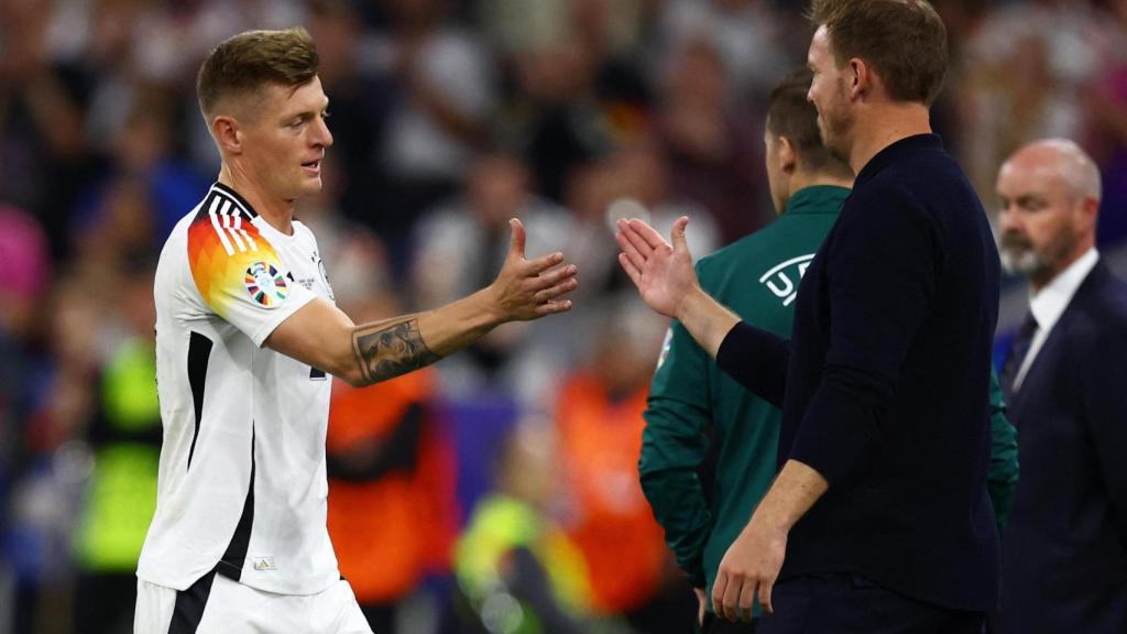 Toni Kroos se saluda con Nagelsmann