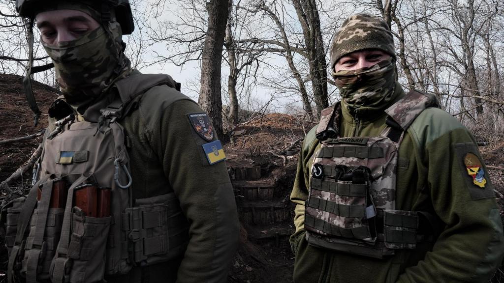 El comandante 'Svitlana' y uno de los pilotos que trabajan en la posición de drones.