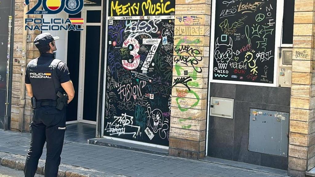 Fachada del local cerrado en la calle José Gutiérrez Petén de Alicante.