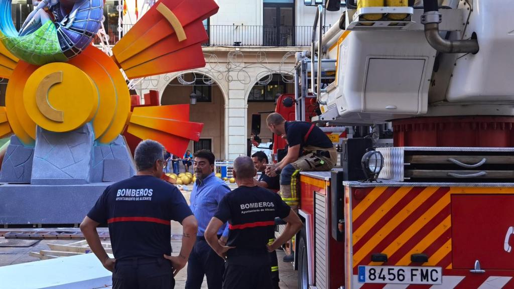 El alcalde Luis Barcala con efectivos de bomberos en la plantà de la Hoguera oficial este lunes.