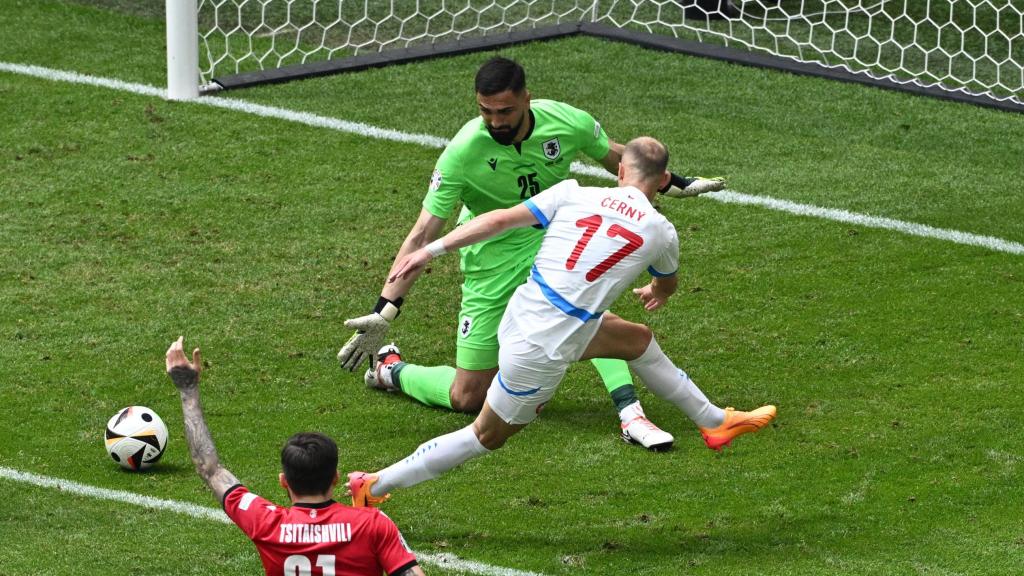 Mamardashvili realiza una para al disparo de Cerny.