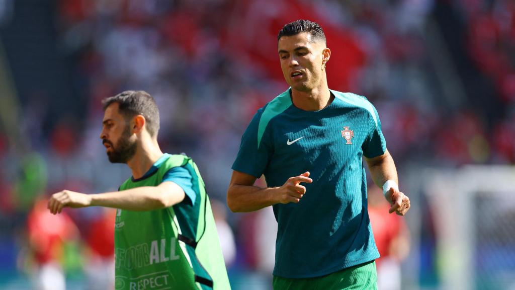 Cristiano durante los ejercicios de calentamiento de Portugal.
