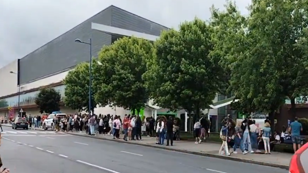 Personas desalojadas fuera del centro comercial en Ballonti tras el aviso de bomba, el 22 de junio de 2024