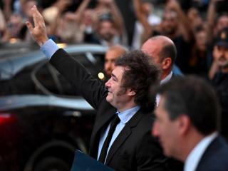 El presidente argentino, Javier Milei, este viernes a su llegada al Casino de Madrid, donde recogió el premio del Instituto Juan de Mariana.