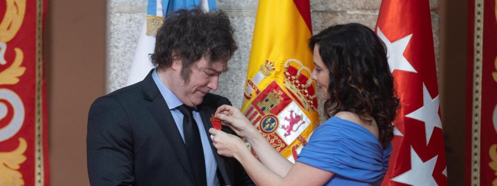 La presidenta de la Comunidad de Madrid, Isabel Díaz Ayuso, condecora al presidente de la República Argentina, Javier Milei.