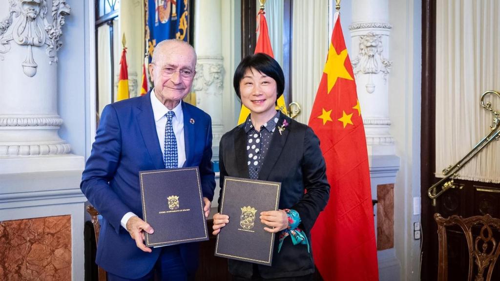 El alcalde de Málaga, Francisco de la Torre, y el presidente de la Asociación de Intercambios Culturales Internacionales de Shenzhen, Zhang Ling.
