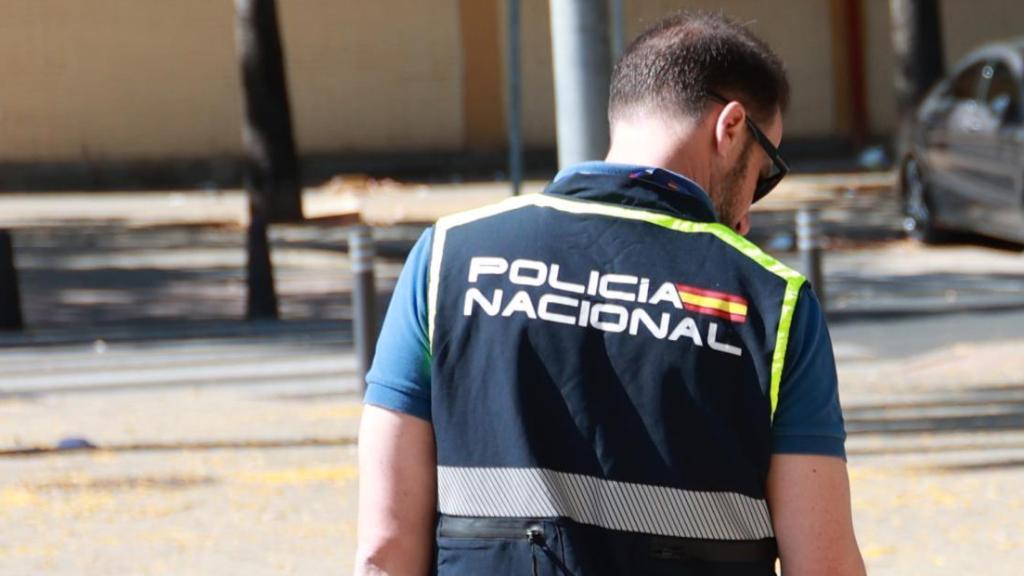 Efectivos de la Policía científica inspeccionan el lugar donde se ha producido el tiroteo.