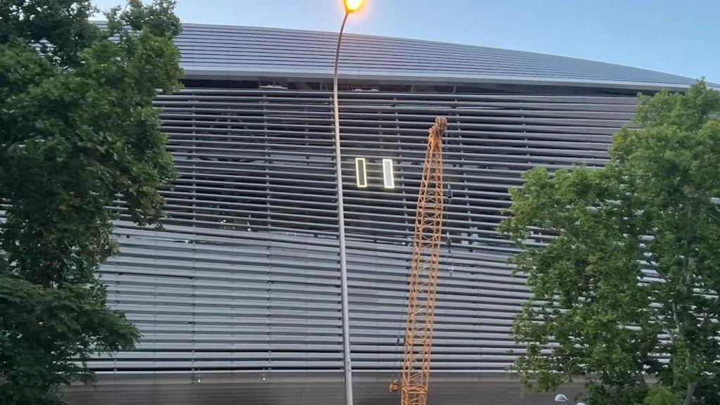 Prueba de iluminación de las letras del Santiago Bernabéu
