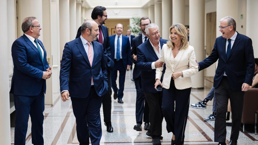 La portavoz del PP en el Senado, Alicia García (2d), a su llegada una sesión de control al Gobierno, en el Senado, a 18 de junio de 2024, en Madrid.