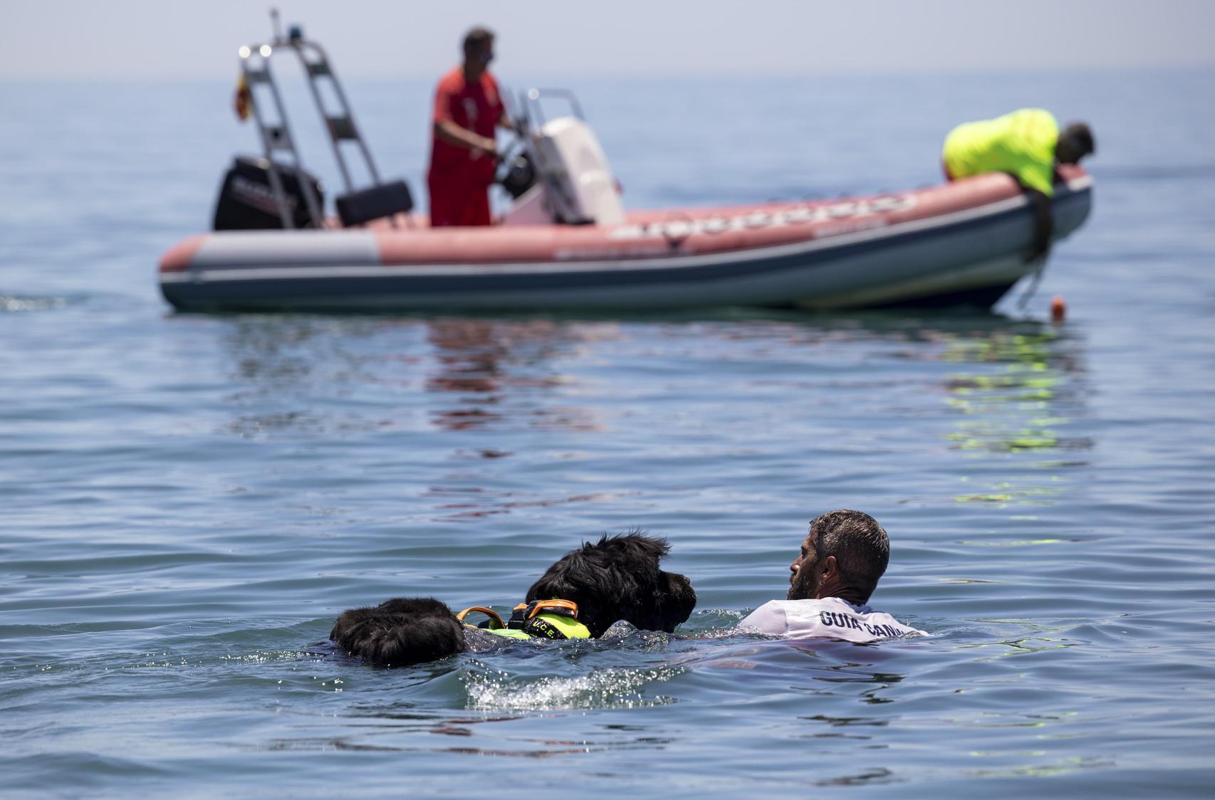 Otra imagen del simulacro en las playas de Torre del Mar.