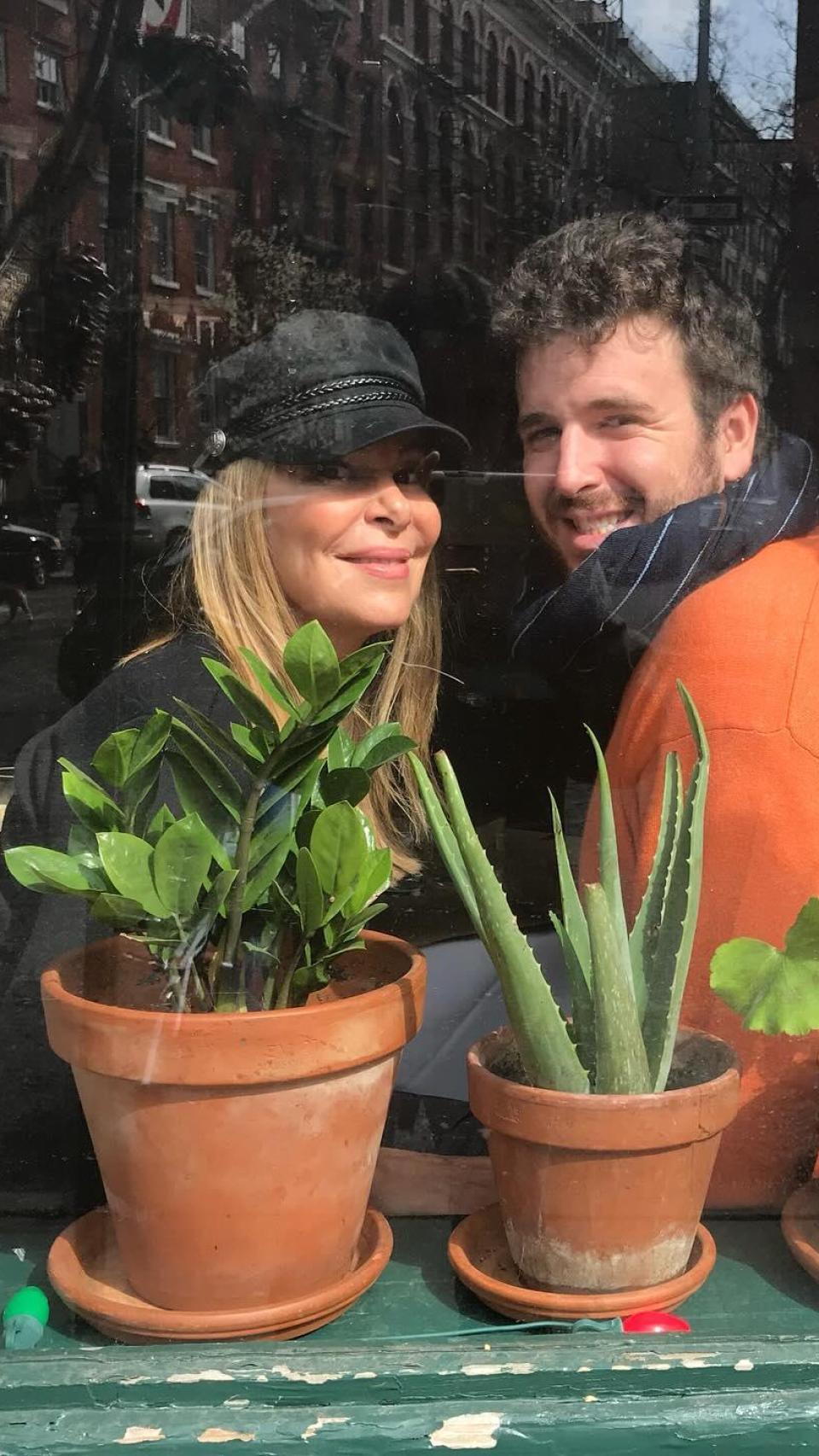 Ana García Obregón y su hijo, Álex Lequio, en una imagen tomada en Nueva York, el día antes de comenzar con el tratamiento.