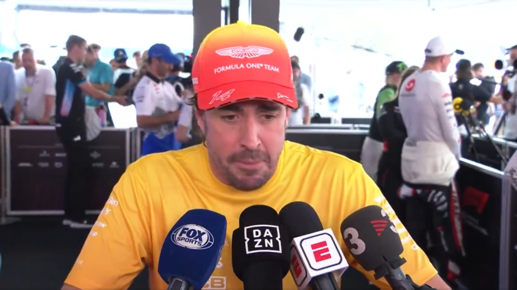 Fernando Alonso atiende a los medios tras el GP de España.