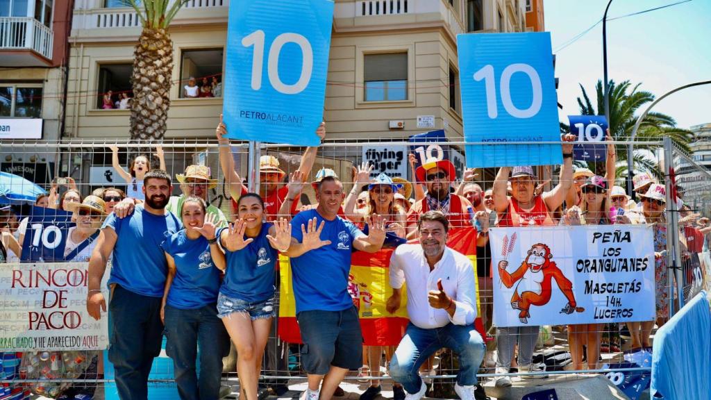 El alcalde Luis Barcala acompaña a la pirotécnica que recibe la nota más alta del público por la mascletà.