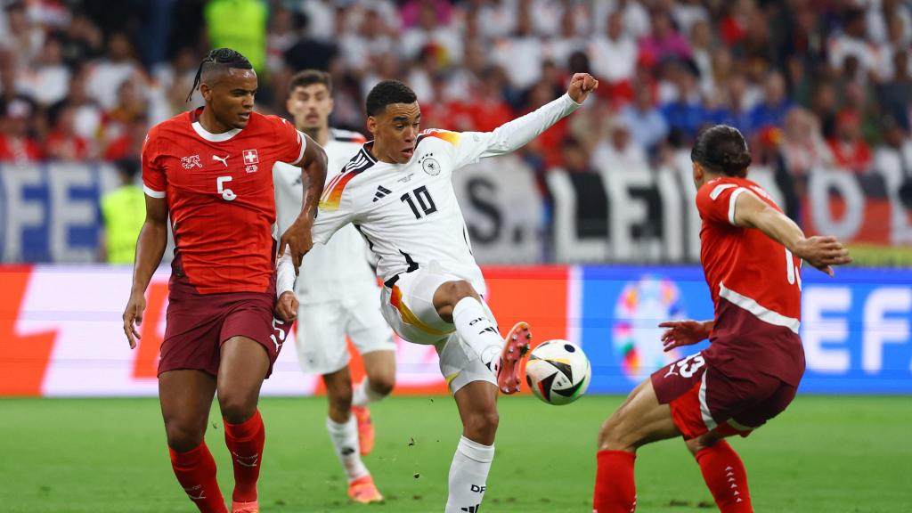 Musiala pelea por el balón durante el partido ante Suiza.