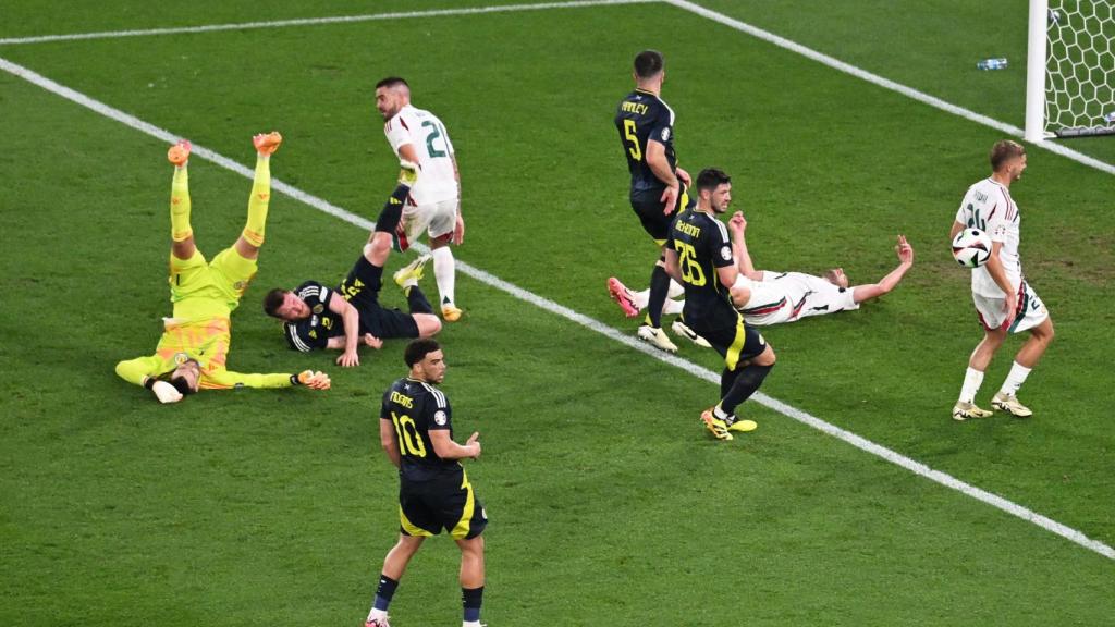 Angus Gunn, Anthony Ralston y el hungáro Barnabas Varga tras el choque