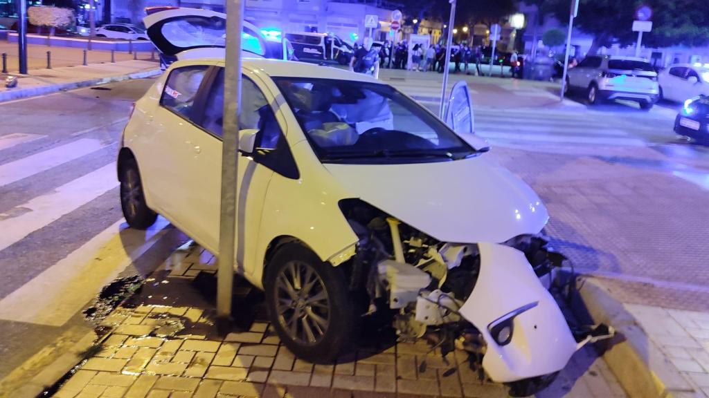 Estado en el que ha quedado el coche fugado en Málaga.