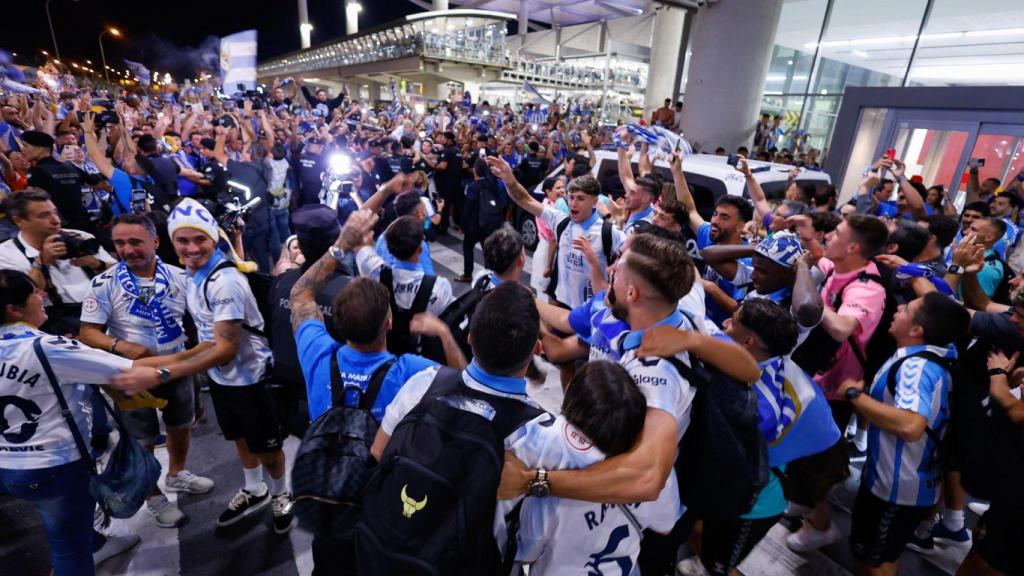 Locura en el aeropuerto de Málaga para recibir al equipo.