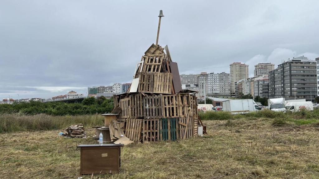 La hoguera de San Juan tras el Centro Ágora, en O Ventorrillo