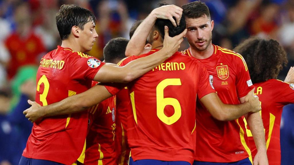 Laporte celebra con Merino y Le Normand el triunfo frente a Italia.