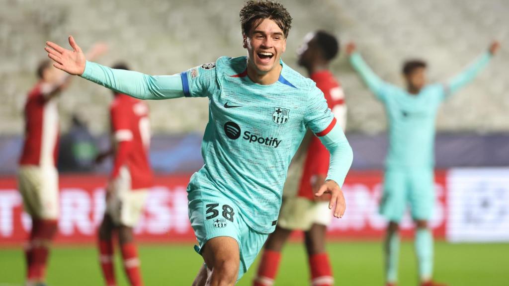 Marc Guiu celebra su gol con el Barça ante el Amberes en Champions League