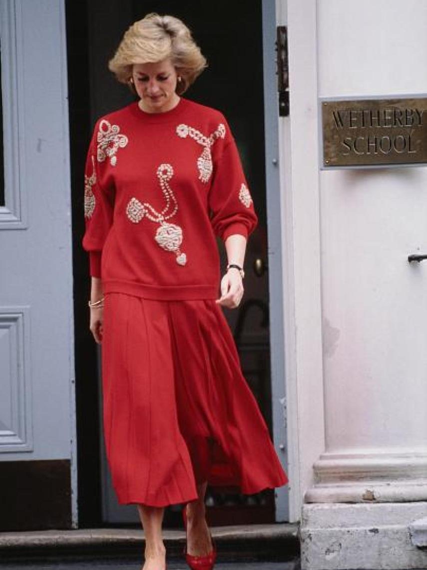 Diana de Gales con un 'total look' rojo.