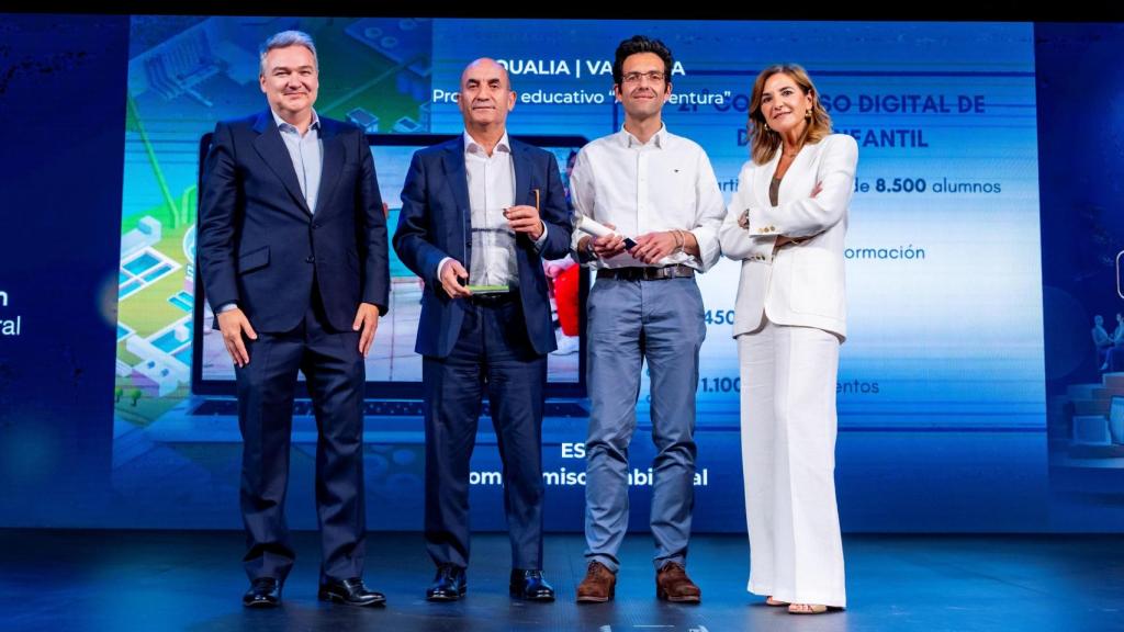 Juan Pablo Merino y Carlos Macho en el acto de entrega del premio.