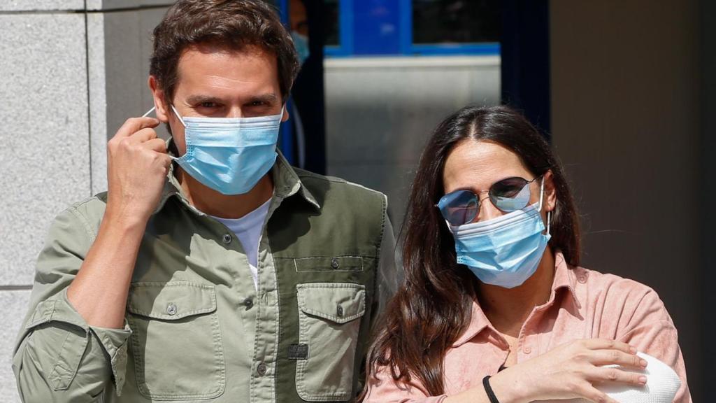 Malú y Albert Rivera, el día que salieron del hospital junto a su única hija en común, Lucía.