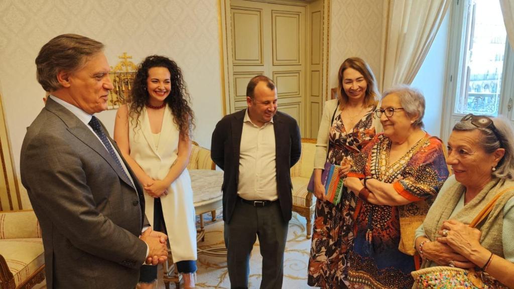 El alcalde recibe a una representación de técnicos, usuarios y colaboradores de 'Salamanca Acompaña'