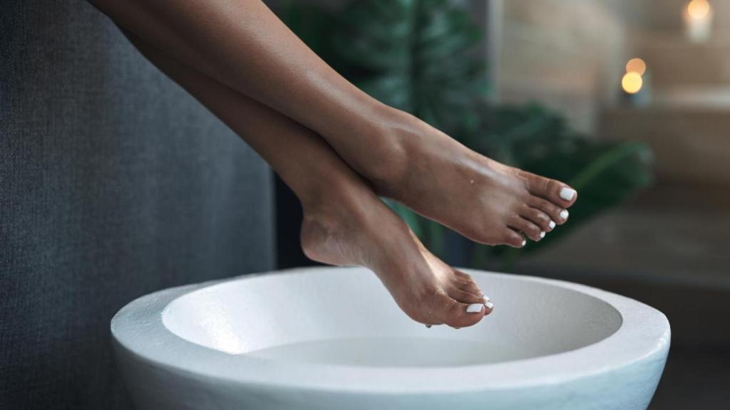 Pies mojados sobre una palangana con agua.