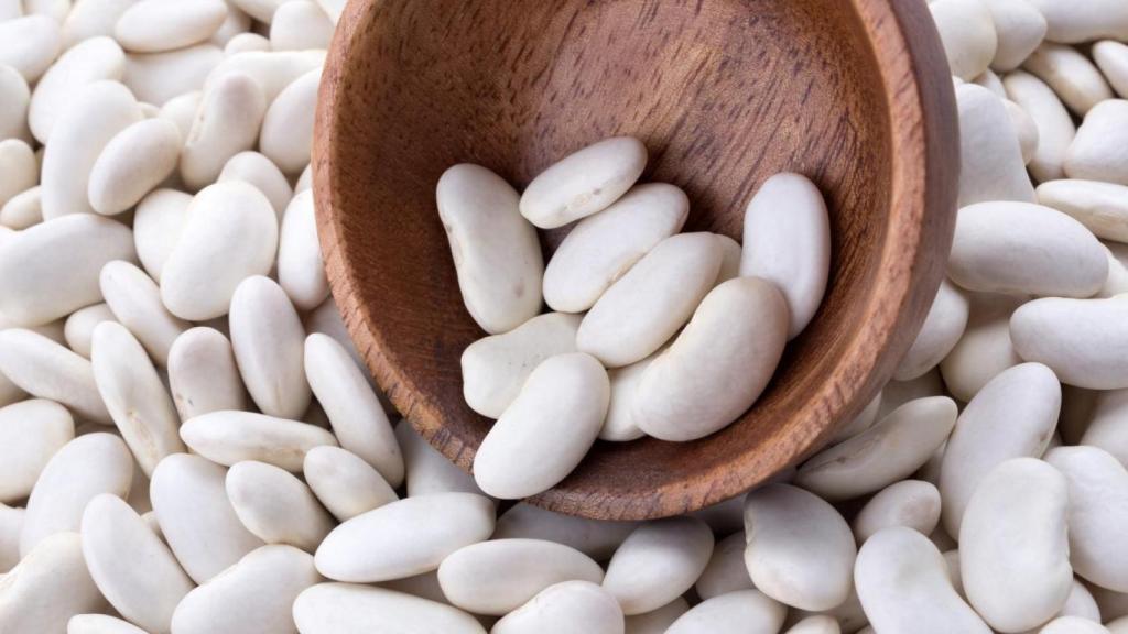 Bol de madera con alubias.