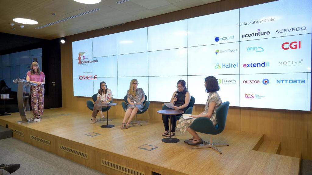 Yurena, María, Mari Mar y Marina han contado sus experiencias ante los asistentes.