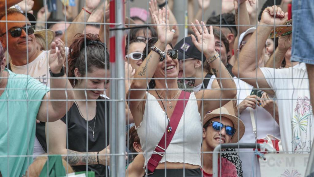 Miles de personas disfrutan de la última mascletá de las Hogueras 2024.