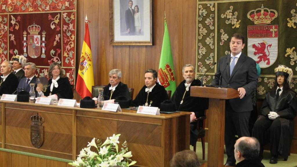 Alfonso Fernández Mañueco en la toma de posesión de la nueva rectora de la ULE