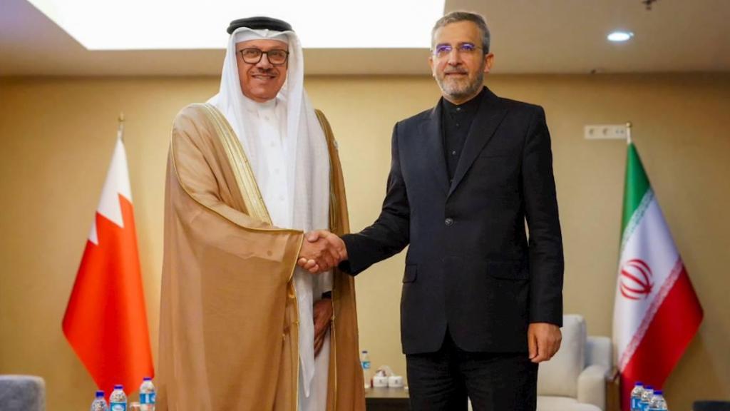 Abdullatif bin Rashid Al Zayani, ministro de asuntos exteriores de Baréin y Alí Baquerí, ministro de asuntos exteriores iraní, en el Diálogo de Cooperación Asiática.