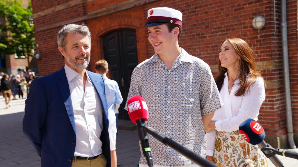 Federico y Mary de Dinamarca junto a su hijo Christian.