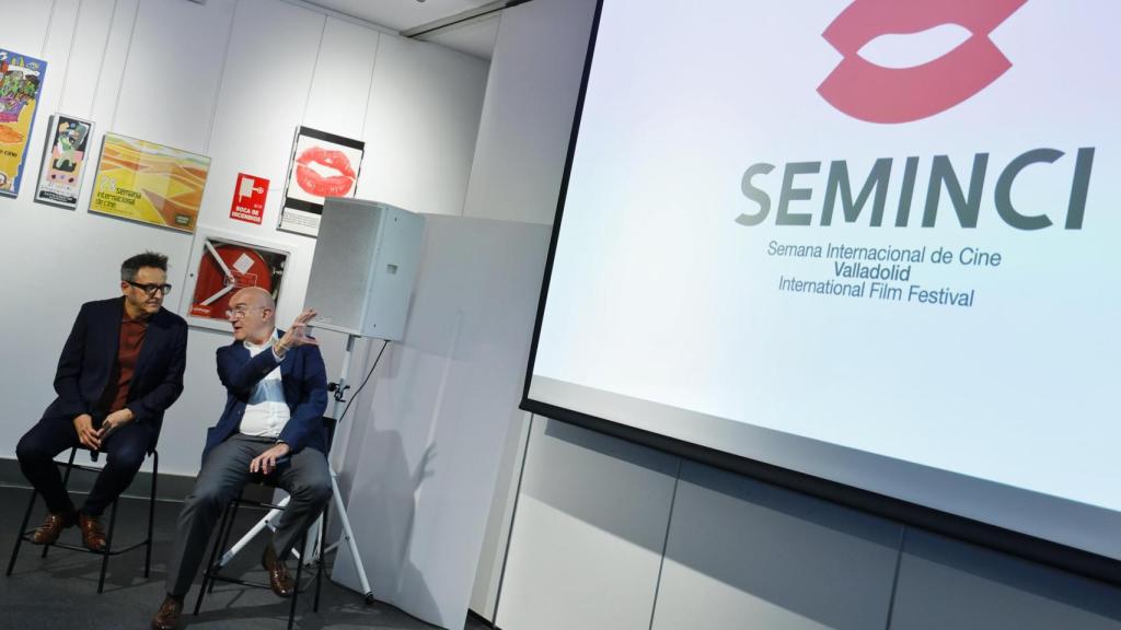 El director de Seminci, José Luis Cienfuegos, y el alcalde de Valladolid, Jesús Julio Carnero, durante la presentación de la nueva identidad